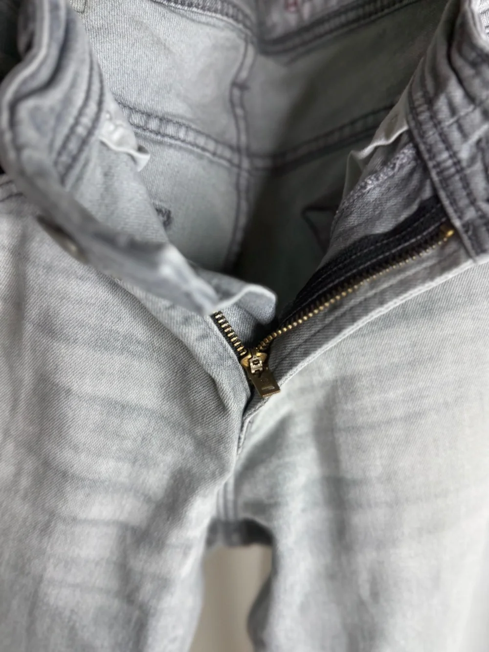 AG Adriano Goldschmied Light Wash Denim Size 32 | Capsule‎ Wardrobe Essential